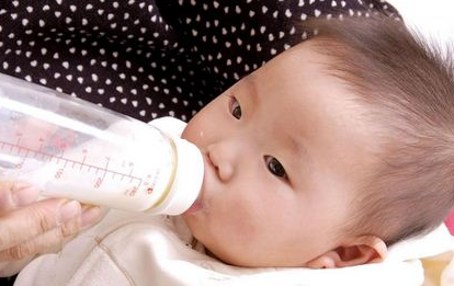 婴儿光吸奶瓶奶不减少怎么办4