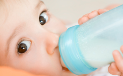 婴儿光吸奶瓶奶不减少怎么办
