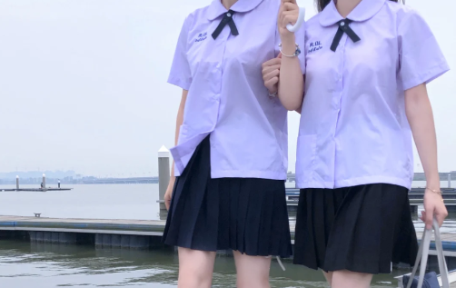 泰国校服是白色还是紫色的1