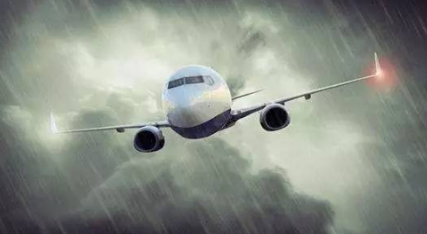 飞机遇到雷雨天怎么做会不会停3