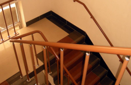 楼梯|楼梯必须要有扶手吗