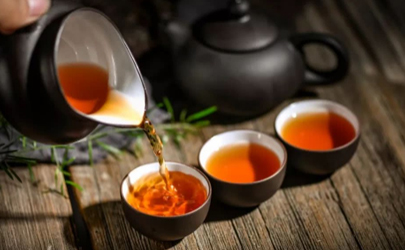 冷水泡茶和热水泡茶2分钟茶叶的变化