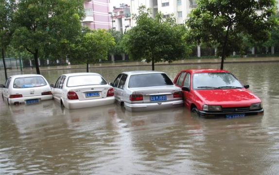 汽车被水淹了是不是就报废了(汽车淹水了是报废还是维修好)