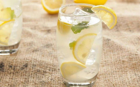 柠檬泡水喝的9大禁忌需警惕1