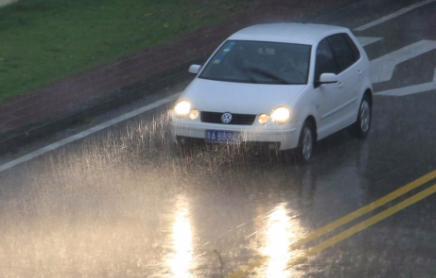 雨天開車開什么燈3