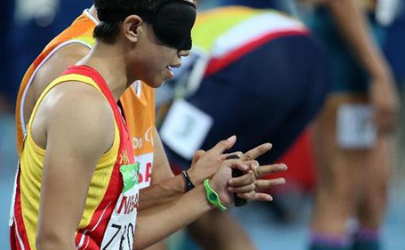 残奥会盲人跑步为什么两个人一起