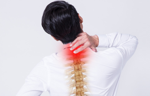 女性后背脊椎中间疼与更年期有关吗2