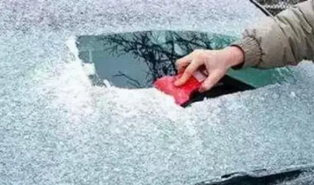 下雪天怎么让车玻璃不结冰3