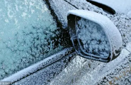 下雪天怎么让车玻璃不结冰1