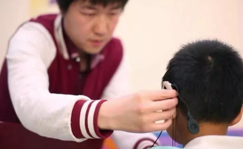 小孩子做了人工耳蜗怎么才能上普通小学3