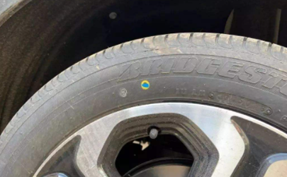 輪胎上的小黃點是什么意思