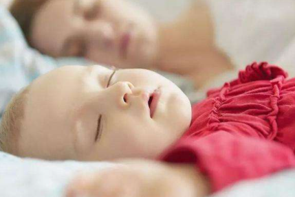 什么时候可以给宝宝培养自主入睡1