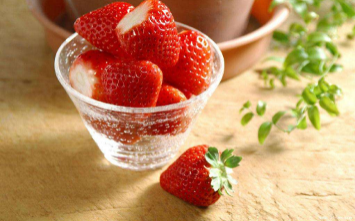 草莓|为什么草莓尖是绿色的