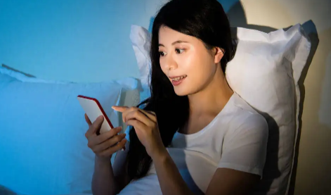 睡前玩手机会加重疲劳真的假的-睡前玩手机会增加患癌风险吗