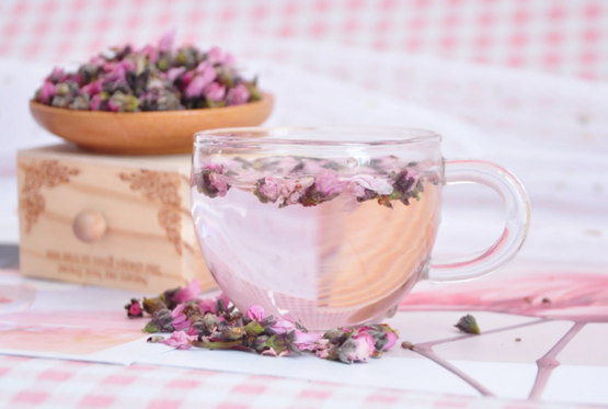 桃花茶是用干桃花保健茶制成的很多人都会经常喝桃花茶
