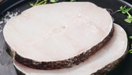 银鳕鱼是一种深海鱼学名是裸盖鱼学名是裸盖鱼