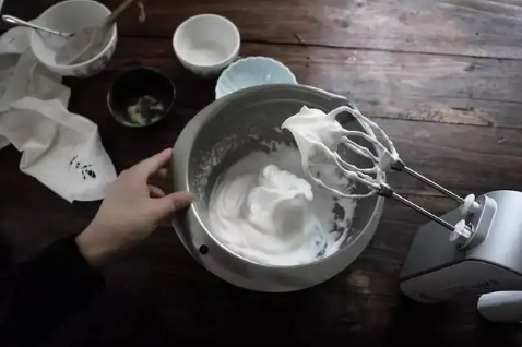 做蛋糕怎么把蛋清打成奶油状3