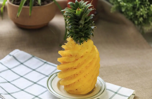 菠萝怎么削皮1