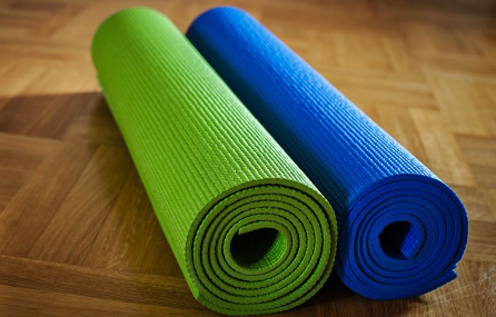 瑜伽垫tpe和天然橡胶哪个好-瑜伽垫买什么材质的比较好