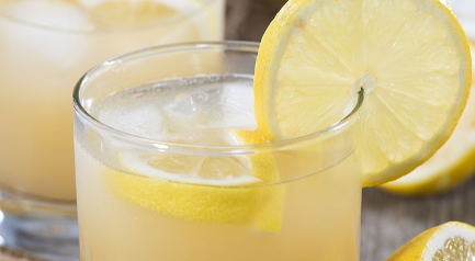 柠檬泡水喝有什么作用与功效4