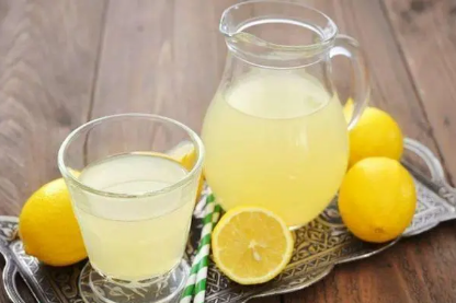 柠檬泡水|柠檬泡水喝有什么作用与功效