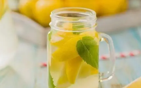 柠檬泡水喝有什么作用与功效3