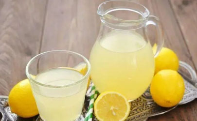 柠檬泡水喝有什么作用与功效