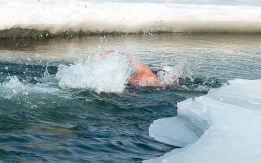 冬泳对身体有什么好处与坏处3