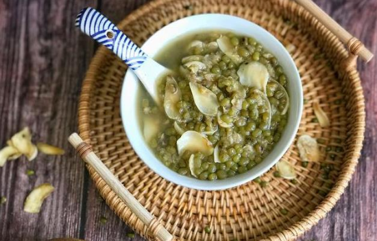 绿豆汤是生活中常见的甜汤营养丰富
