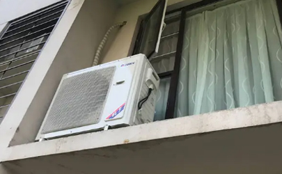 空调管怎么经过玻璃阳台
