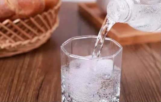 苏打水|喝苏打水能降尿酸吗