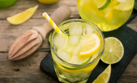 柠檬泡水是常见的饮料营养价值高