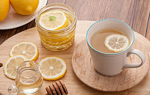 鲜柠檬泡水的功效与作用可以起到很好的作用