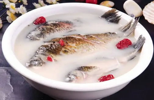 鯽魚(yú)為什么煎了以后湯會(huì)變白2