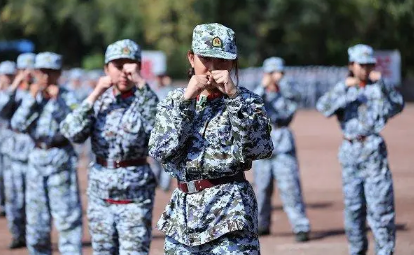 大學軍訓容易曬黑嗎2