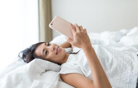 手机放在床头睡觉对人有危害吗1