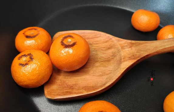 烤橘子的原料只有几个橘子很简单矿物质和膳食纤维等