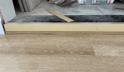 木地板封边条用什么胶粘最好-木地板收口条松了怎么修