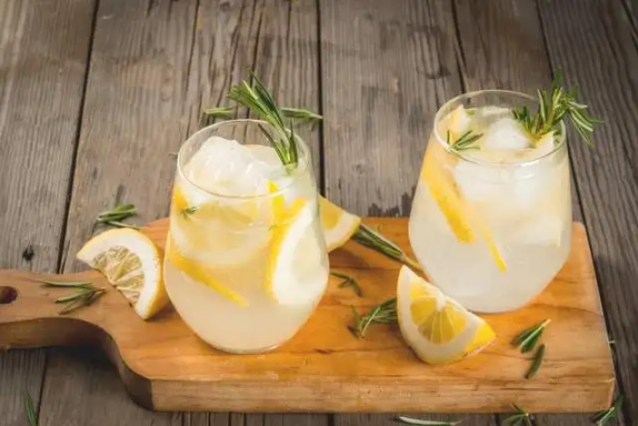 柠檬和梨通常可以一起煮着喝有一定的保健作用