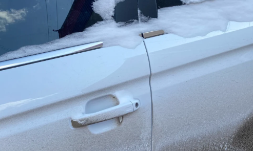 车门被冻住了可以用热水浇吗1