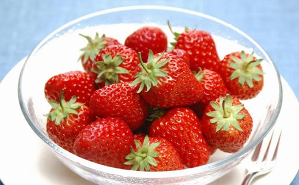 吃草莓补充维生素C吗3