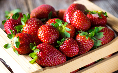 草莓是用保鲜膜盖住还是直接放着的好