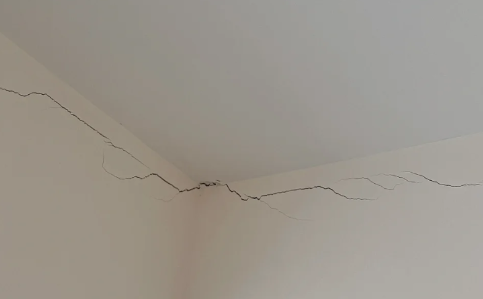 天花板细长裂缝危险吗1