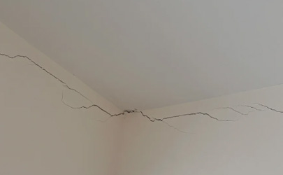 天花板细长裂缝危险吗