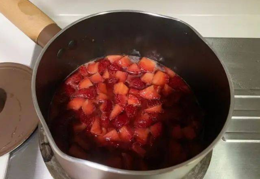 草莓熬冰糖有什么功效和作用3