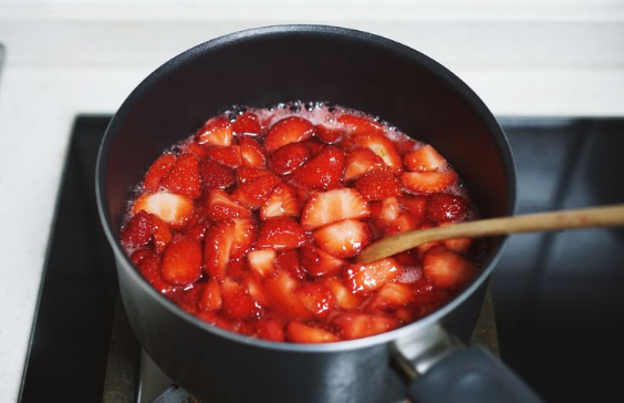草莓熬冰糖有什么功效和作用-草莓熬冰糖有什么好处
