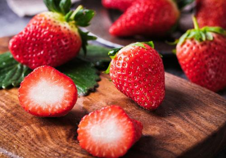 草莓在冰箱里放发白了还可以吃吗3