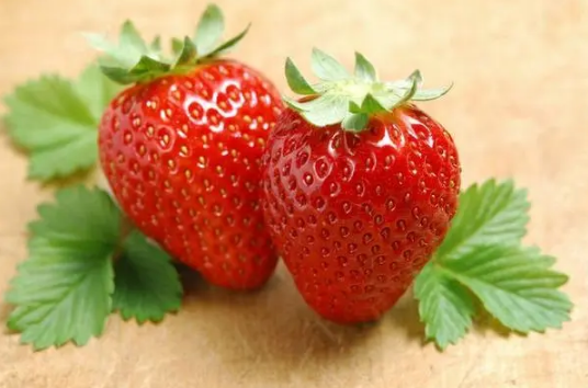 草莓在冰箱里放发白了还可以吃吗1