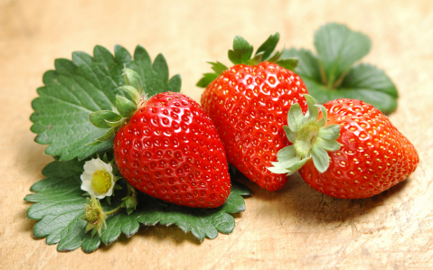 草莓在冰箱里放发白了还可以吃吗2