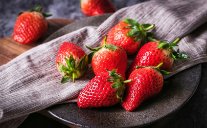 草莓在冰箱里放發白了還可以吃嗎
